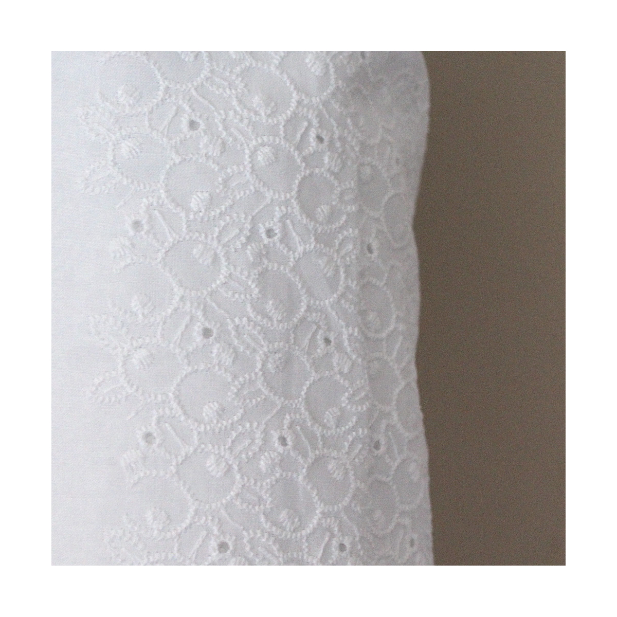 Tissu Broderie Anglaise Coton Coloris BLANC Couture Mercerie