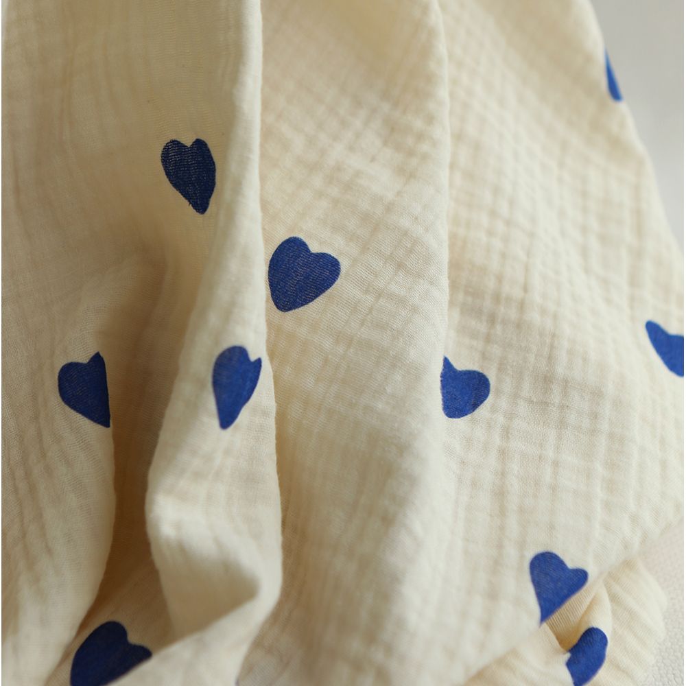 Manou - Double gaze de coton BIO exclusif écru à motif coeurs bleu cobalt Manou - Double gaze de coton BIO exclusif écru à motif coeurs bleu cobalt