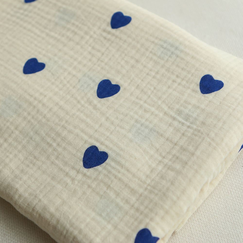 Manou - Double gaze de coton BIO exclusif écru à motif coeurs bleu cobalt Manou - Double gaze de coton BIO exclusif écru à motif coeurs bleu cobalt