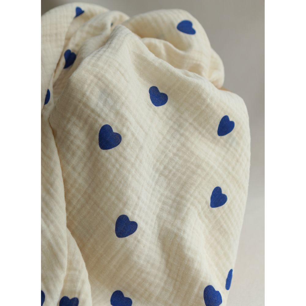 Manou - Double gaze de coton BIO exclusif écru à motif coeurs bleu cobalt Manou - Double gaze de coton BIO exclusif écru à motif coeurs bleu cobalt