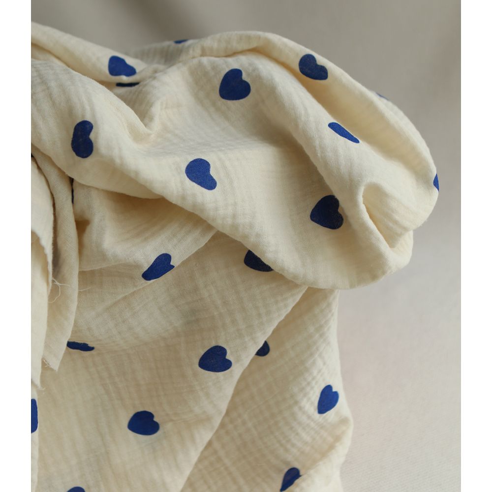 Manou - Double gaze de coton BIO exclusif écru à motif coeurs bleu cobalt Manou - Double gaze de coton BIO exclusif écru à motif coeurs bleu cobalt
