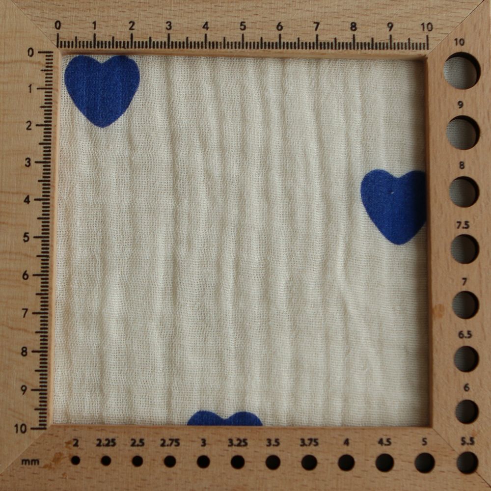 Manou - Double gaze de coton BIO exclusif écru à motif coeurs bleu cobalt Manou - Double gaze de coton BIO exclusif écru à motif coeurs bleu cobalt