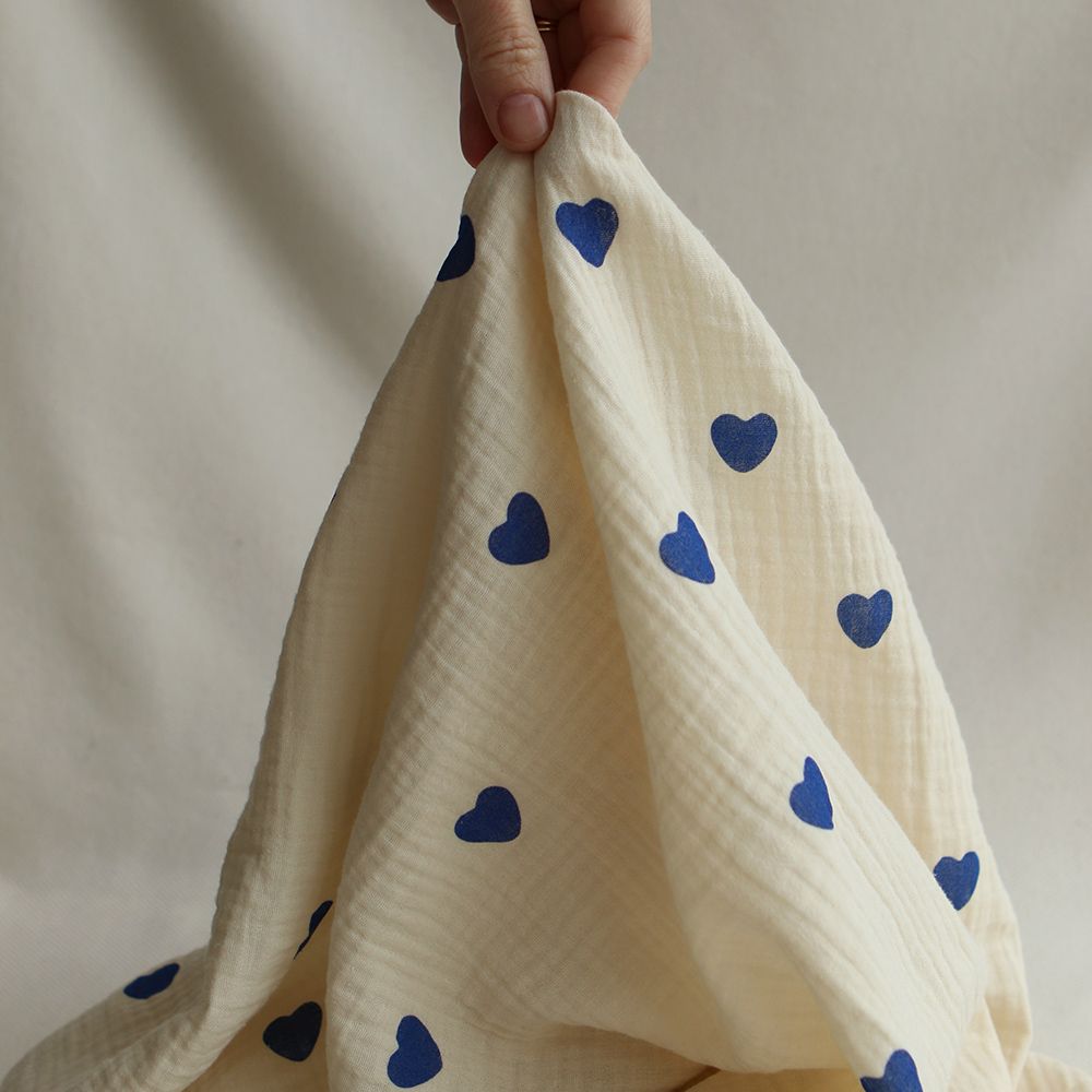 Manou - Double gaze de coton BIO exclusif écru à motif coeurs bleu cobalt Manou - Double gaze de coton BIO exclusif écru à motif coeurs bleu cobalt