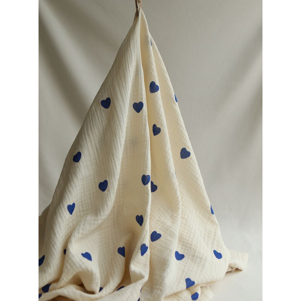 Manou - Double gaze de coton BIO exclusif écru à motif coeurs bleu cobalt Manou - Double gaze de coton BIO exclusif écru à motif coeurs bleu cobalt