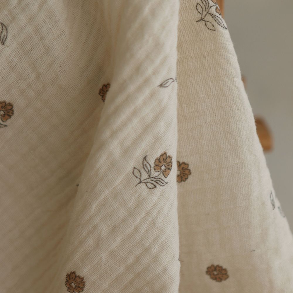 Aïna - Double gaze coton BIO motif fond écru camel Aïna - Double gaze coton BIO motif fond écru camel