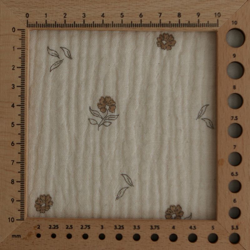 Aïna - Double gaze coton BIO motif fond écru camel Aïna - Double gaze coton BIO motif fond écru camel