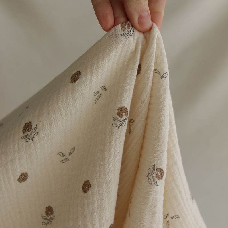Aïna - Double gaze coton BIO motif fond écru camel Aïna - Double gaze coton BIO motif fond écru camel