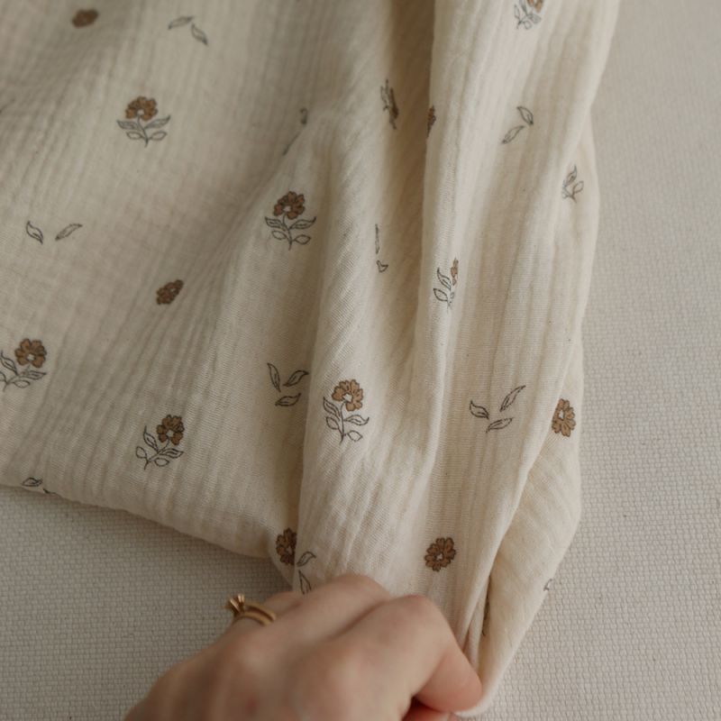 Aïna - Double gaze coton BIO motif fond écru camel Aïna - Double gaze coton BIO motif fond écru camel