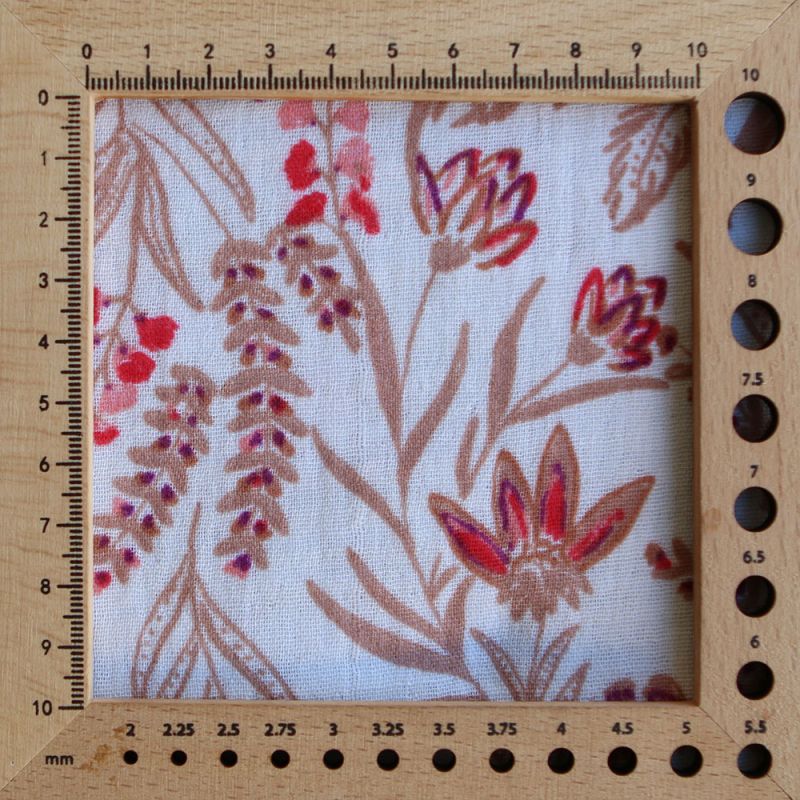Jaya - Double gaze de coton fond écru motif fleuri Jaya - Double gaze de coton fond écru motif fleuri