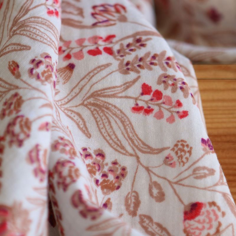 Jaya - Double gaze de coton fond écru motif fleuri Jaya - Double gaze de coton fond écru motif fleuri