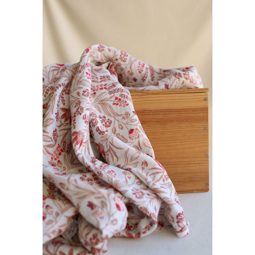 Jaya - Double gaze de coton fond écru motif fleuri Jaya - Double gaze de coton fond écru motif fleuri