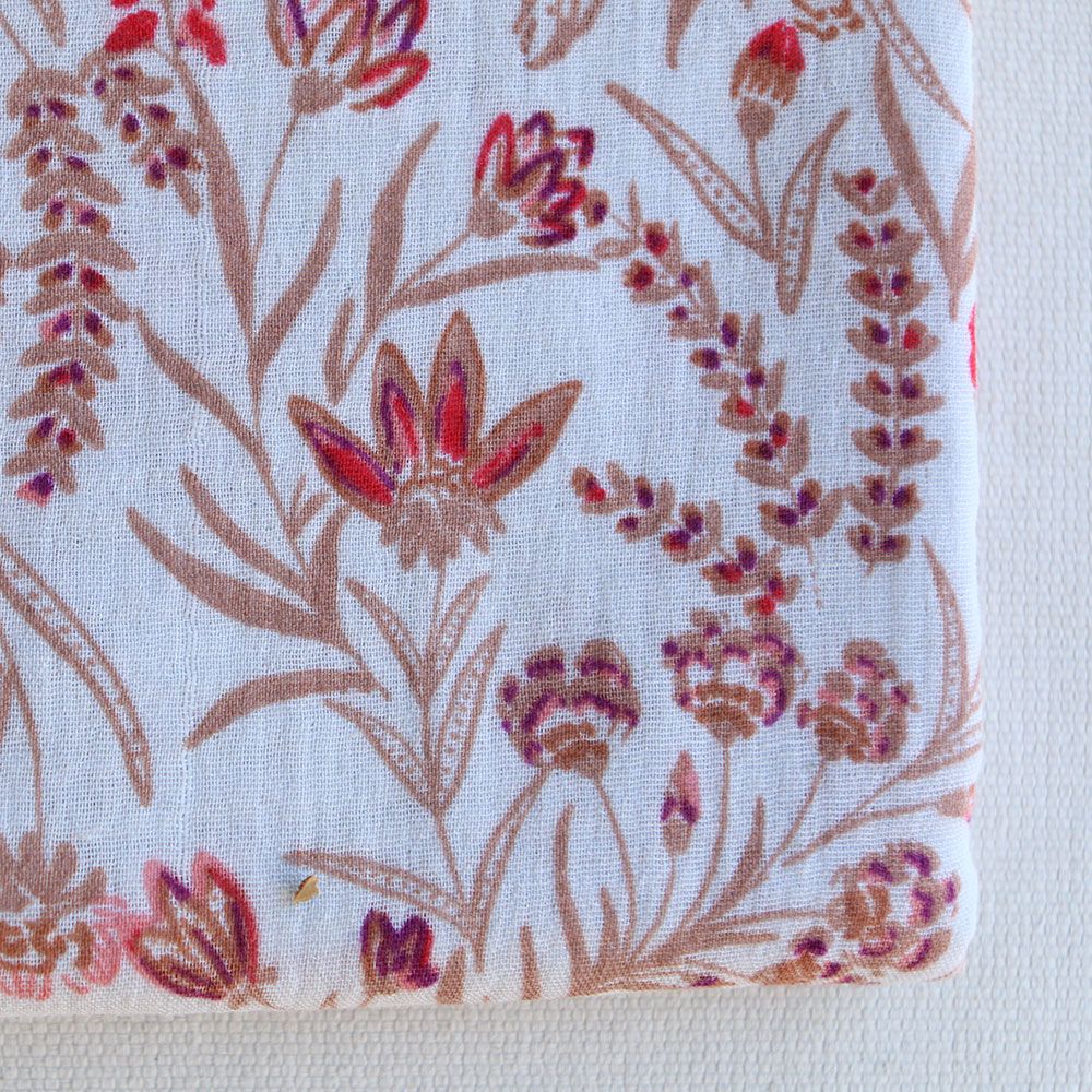 Jaya - Double gaze de coton fond écru motif fleuri Jaya - Double gaze de coton fond écru motif fleuri