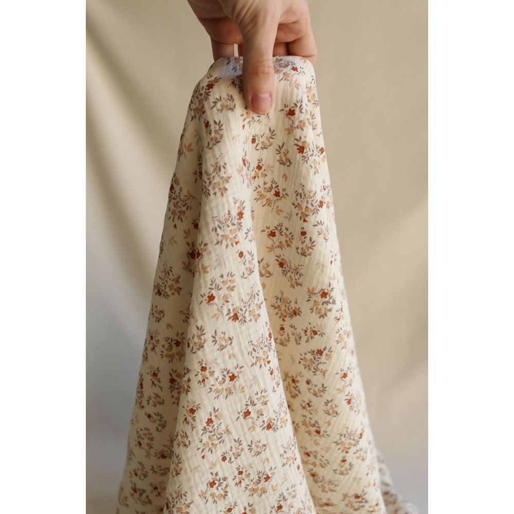 Namra - Double gaze de coton fond écru motif fleuri Namra - Double gaze de coton fond écru motif fleuri