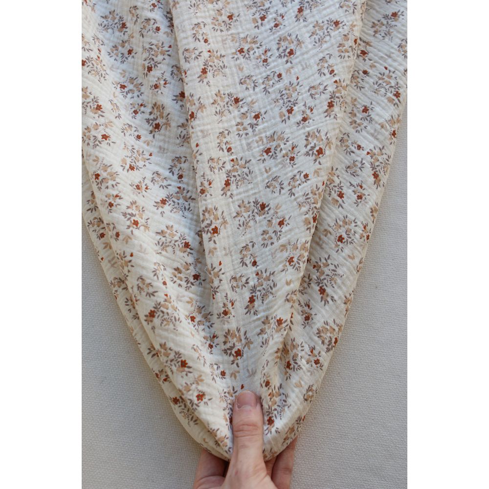 Namra - Double gaze de coton fond écru motif fleuri Namra - Double gaze de coton fond écru motif fleuri