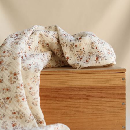 Namra - Double gaze de coton fond écru motif fleuri Namra - Double gaze de coton fond écru motif fleuri