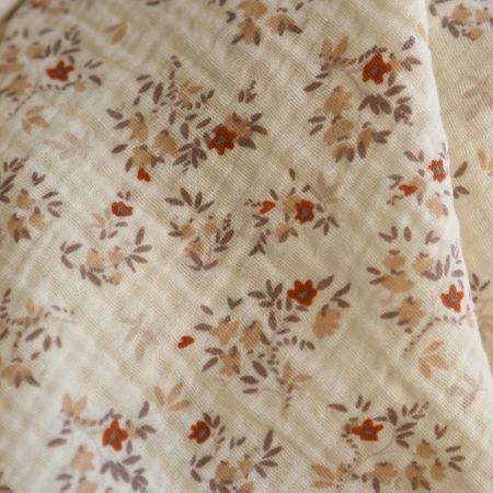 Namra - Double gaze de coton fond écru motif fleuri Namra - Double gaze de coton fond écru motif fleuri