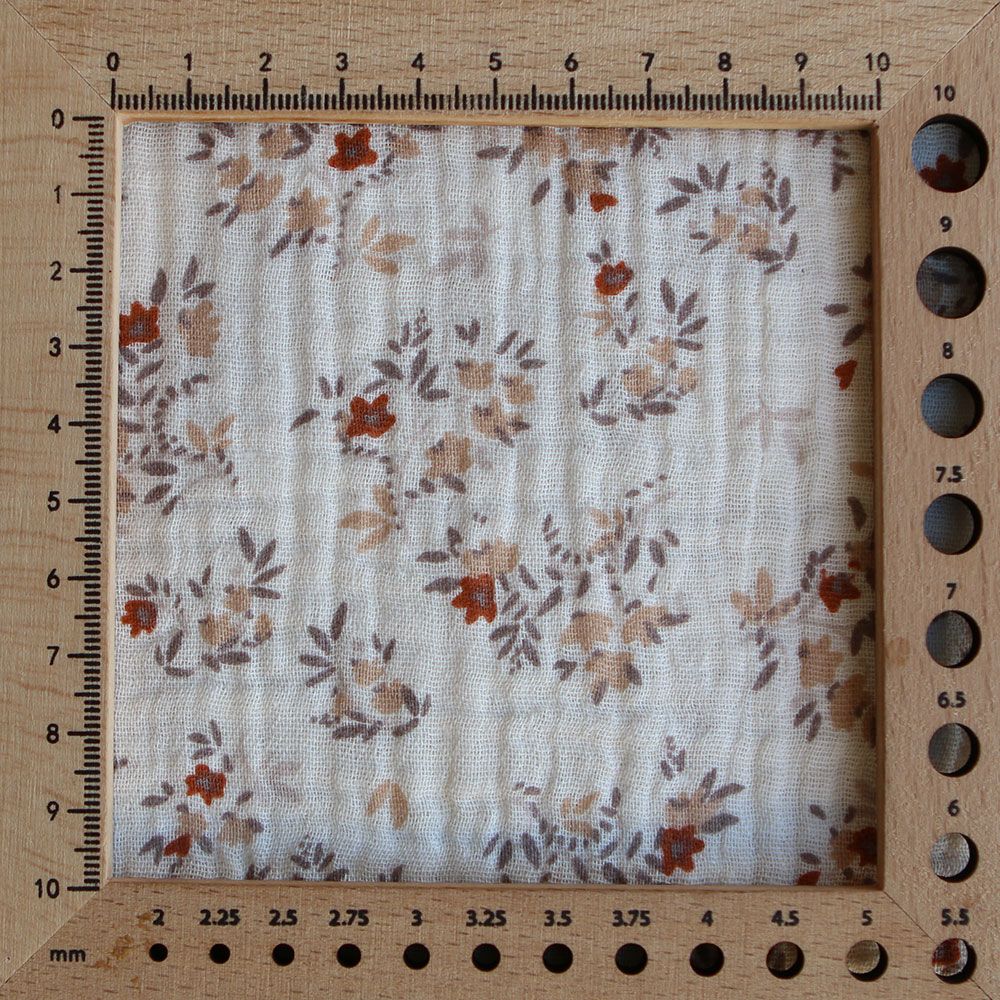 Namra - Double gaze de coton fond écru motif fleuri Namra - Double gaze de coton fond écru motif fleuri