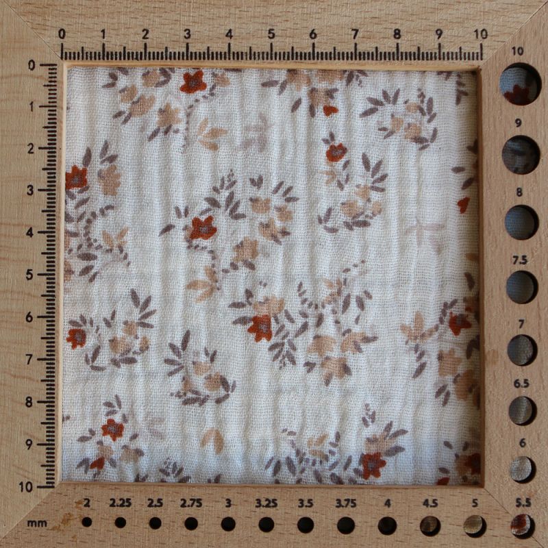 Namra - Double gaze de coton fond écru motif fleuri Namra - Double gaze de coton fond écru motif fleuri