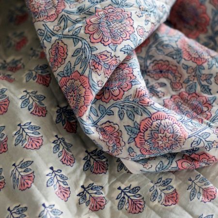 Abila - Tissu indien matelassé double face coton hand block teal largeur 100cm Abila - Tissu indien matelassé double face coton hand block teal largeur 100cm