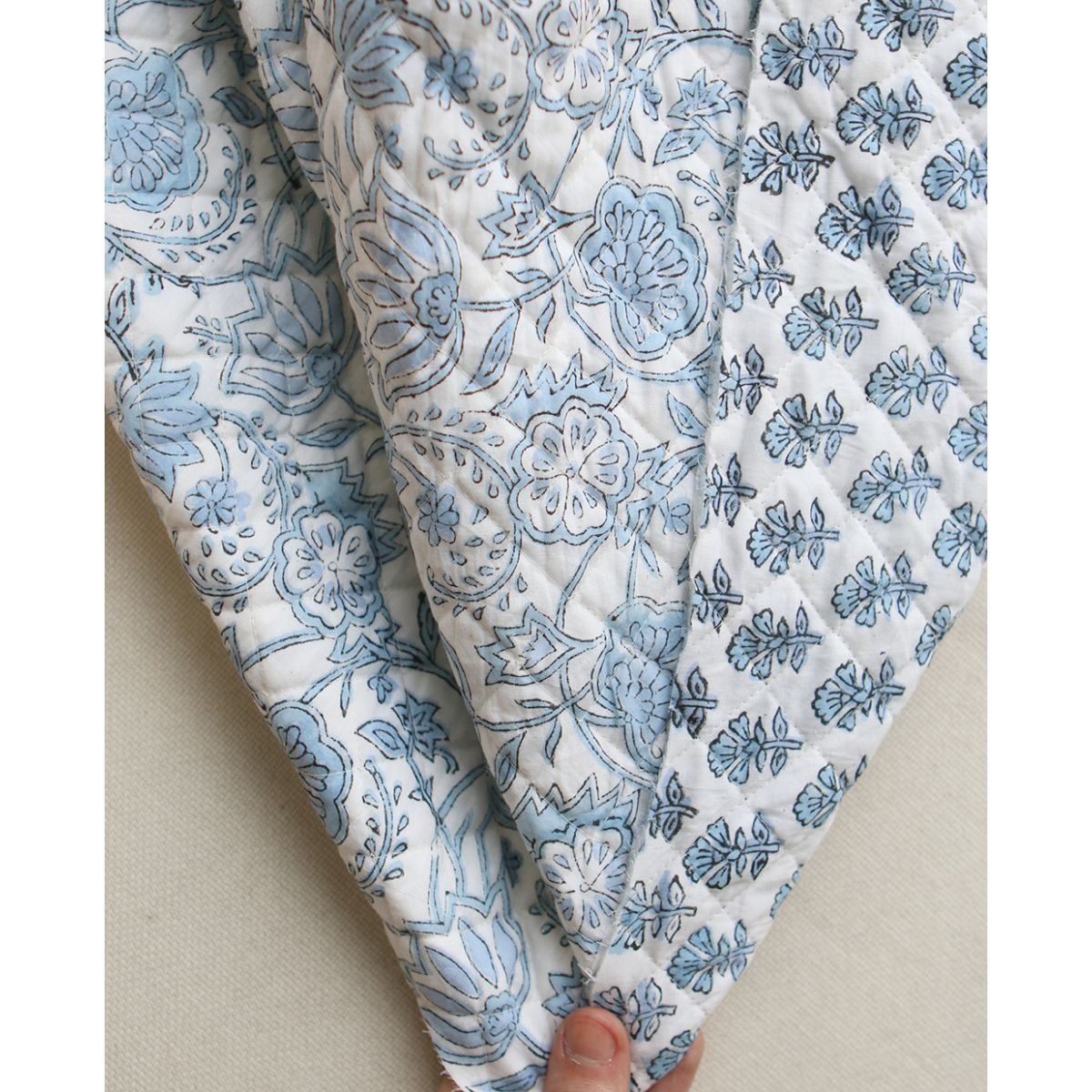 Amayra - Tissu indien matelassé double face coton hand block teal largeur 100cm Amayra - Tissu indien matelassé double face coton hand block teal largeur 100cm