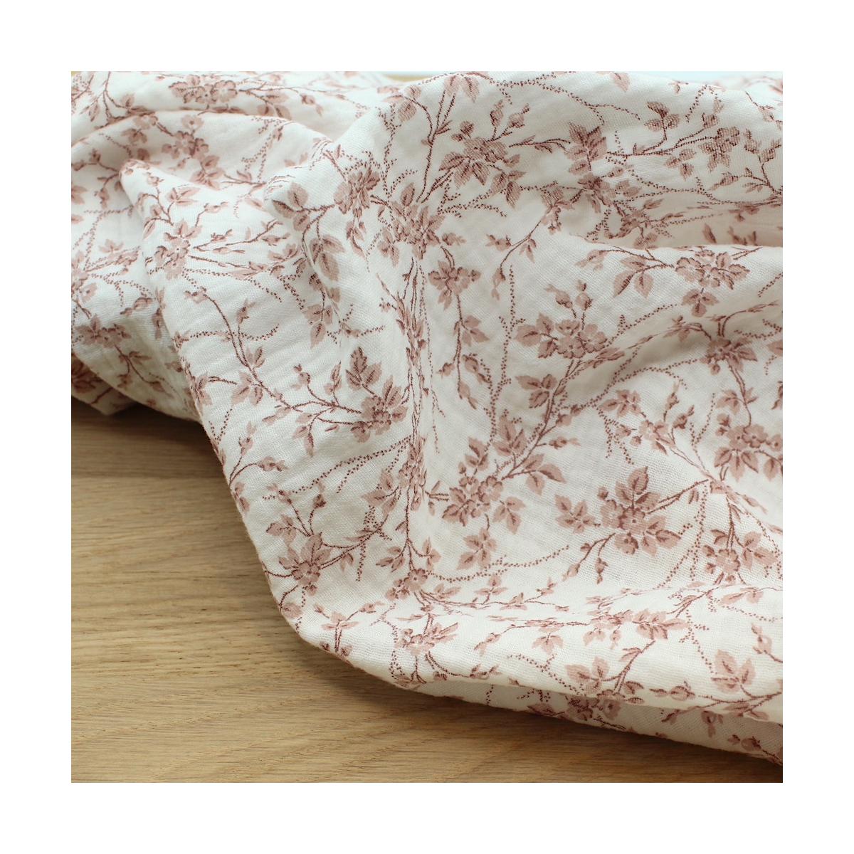 Adele - Double gaze de coton BIO motif fleuri vieux rose Adele - Double gaze de coton BIO motif fleuri vieux rose