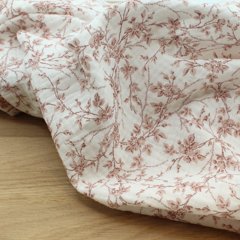 Adele - Double gaze de coton BIO motif fleuri vieux rose Adele - Double gaze de coton BIO motif fleuri vieux rose