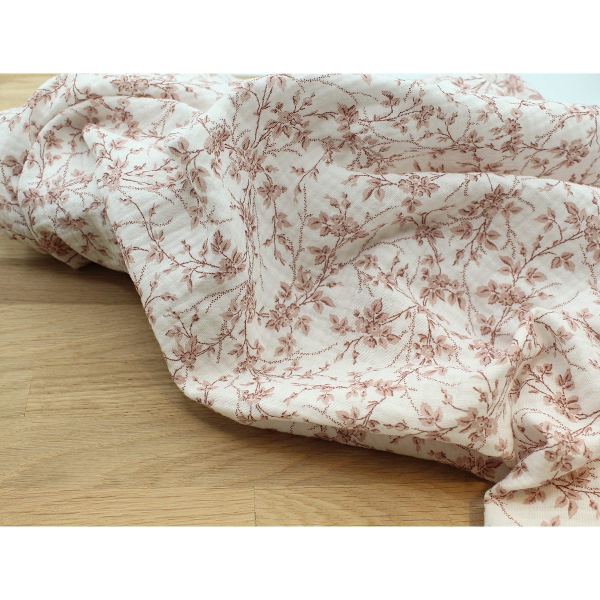Adele - Double gaze de coton BIO motif fleuri vieux rose Adele - Double gaze de coton BIO motif fleuri vieux rose