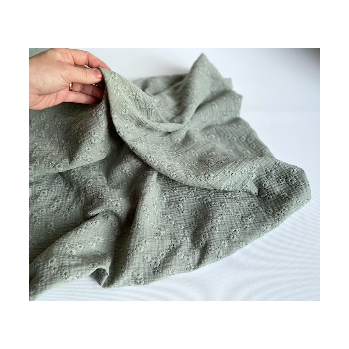 Double gaze de coton Esmée brodée coloris vert de gris Qualité Oeko-tex - 2 Double gaze de coton Esmée brodée coloris vert de gris Qualité Oeko-tex - 2
