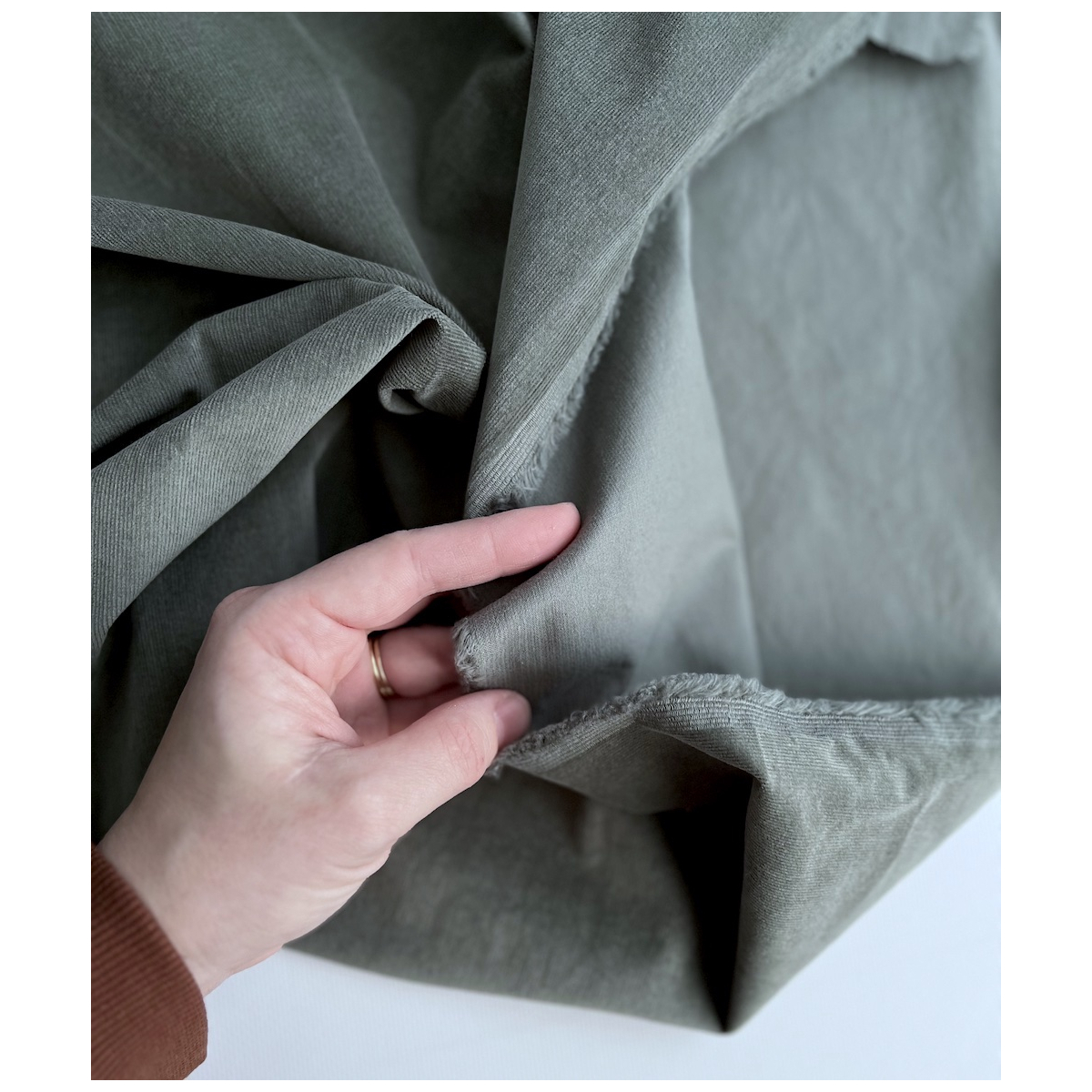 Velours milleraies stretch coton coloris vert sauge Batikou - 4 Velours milleraies stretch coton coloris vert sauge Batikou - 4