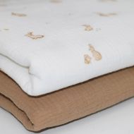 Double gaze de coton fond lait imprimés petits lapins Double gaze de coton fond lait imprimés petits lapins