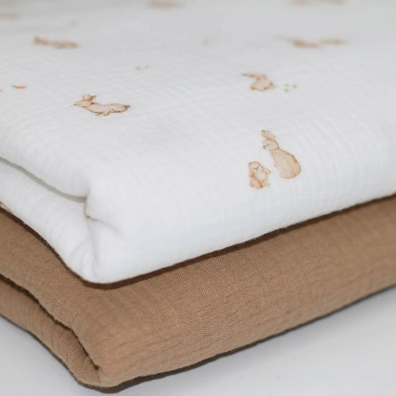 Double gaze de coton fond lait imprimés petits lapins Double gaze de coton fond lait imprimés petits lapins