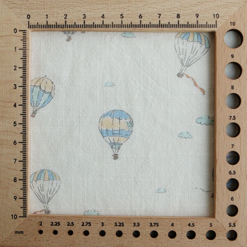 Fergusson - Coton lavé bio coloris vanille motif montgolfière Fergusson - Coton lavé bio coloris vanille motif montgolfière