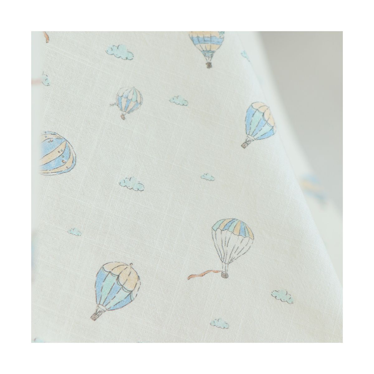 Fergusson - Coton lavé bio coloris vanille motif montgolfière Fergusson - Coton lavé bio coloris vanille motif montgolfière