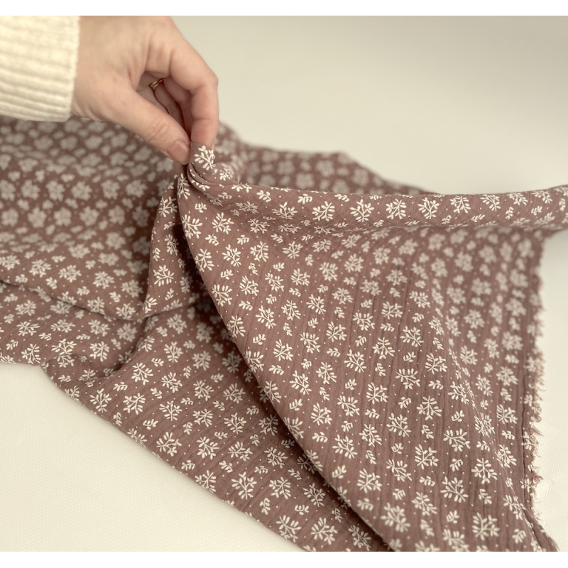 Double gaze de coton Meesya fond marron glacé à motifs Batikou - 3 Double gaze de coton Meesya fond marron glacé à motifs Batikou - 3