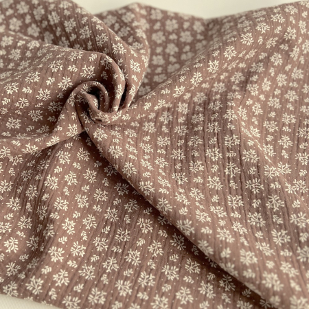 Double gaze de coton Meesya fond marron glacé à motifs Batikou - 1 Double gaze de coton Meesya fond marron glacé à motifs Batikou - 1