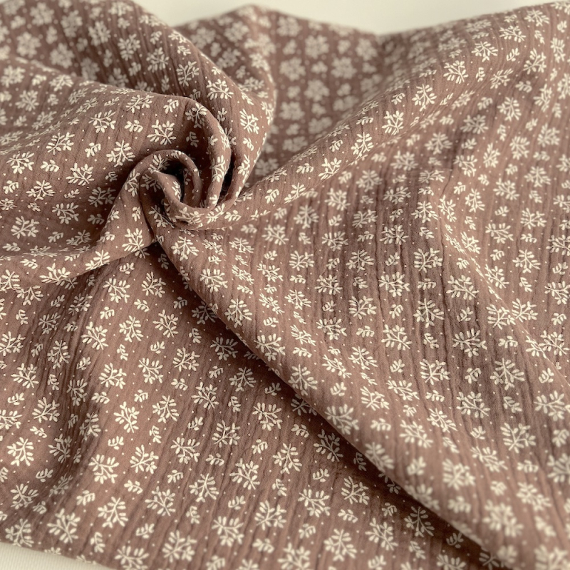 Double gaze de coton Meesya fond marron glacé à motifs Batikou - 1 Double gaze de coton Meesya fond marron glacé à motifs Batikou - 1