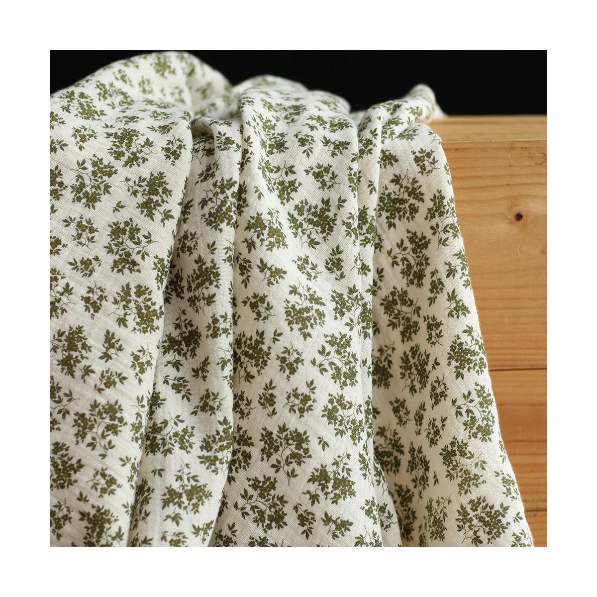 Soumeya - Double gaze coton BIO motif exclusif fond écru vert olive Soumeya - Double gaze coton BIO motif exclusif fond écru vert olive