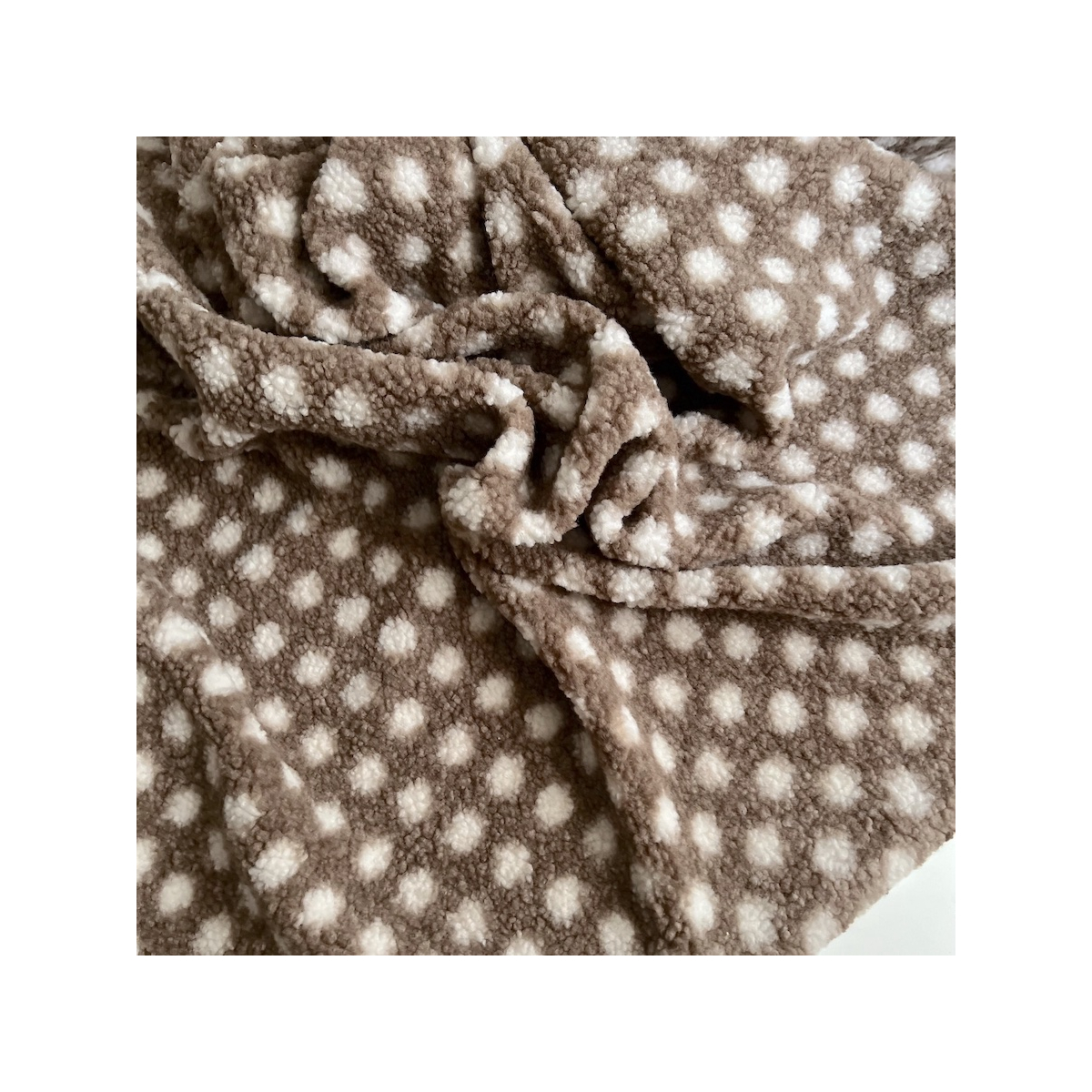 Teddy Sherpa bouclé fond taupe clair motif pois écru Mailles - 1 Teddy Sherpa bouclé fond taupe clair motif pois écru Mailles - 1