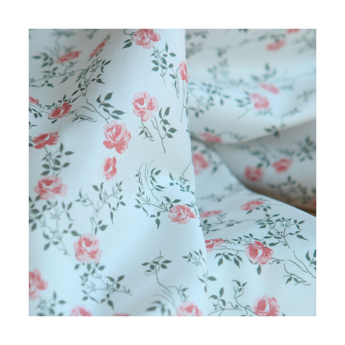 Marcelle - Batiste de coton douce à imprimé exclusif fleuri vert et rose Marcelle - Batiste de coton douce à imprimé exclusif fleuri vert et rose