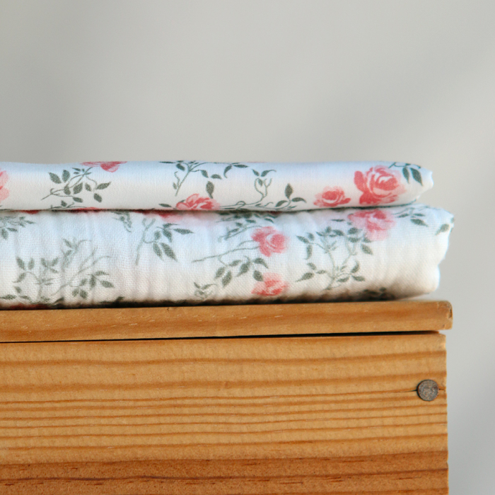 Marcelle - Batiste de coton douce à imprimé exclusif fleuri vert et rose