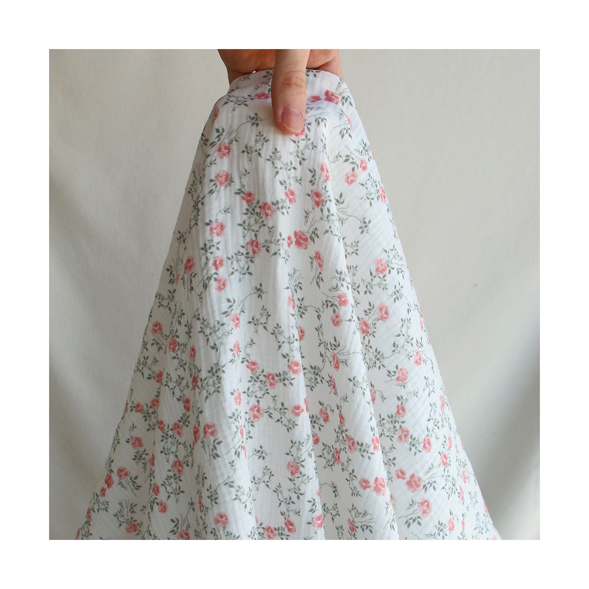 Marcelle - Double gaze coton BIO Exclusif blanc motif fleuri vert et rose Marcelle - Double gaze coton BIO Exclusif blanc motif fleuri vert et rose