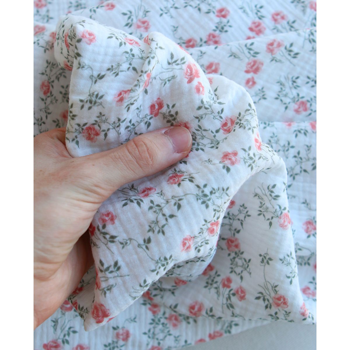 Marcelle - Double gaze coton BIO Exclusif blanc motif fleuri vert et rose Marcelle - Double gaze coton BIO Exclusif blanc motif fleuri vert et rose