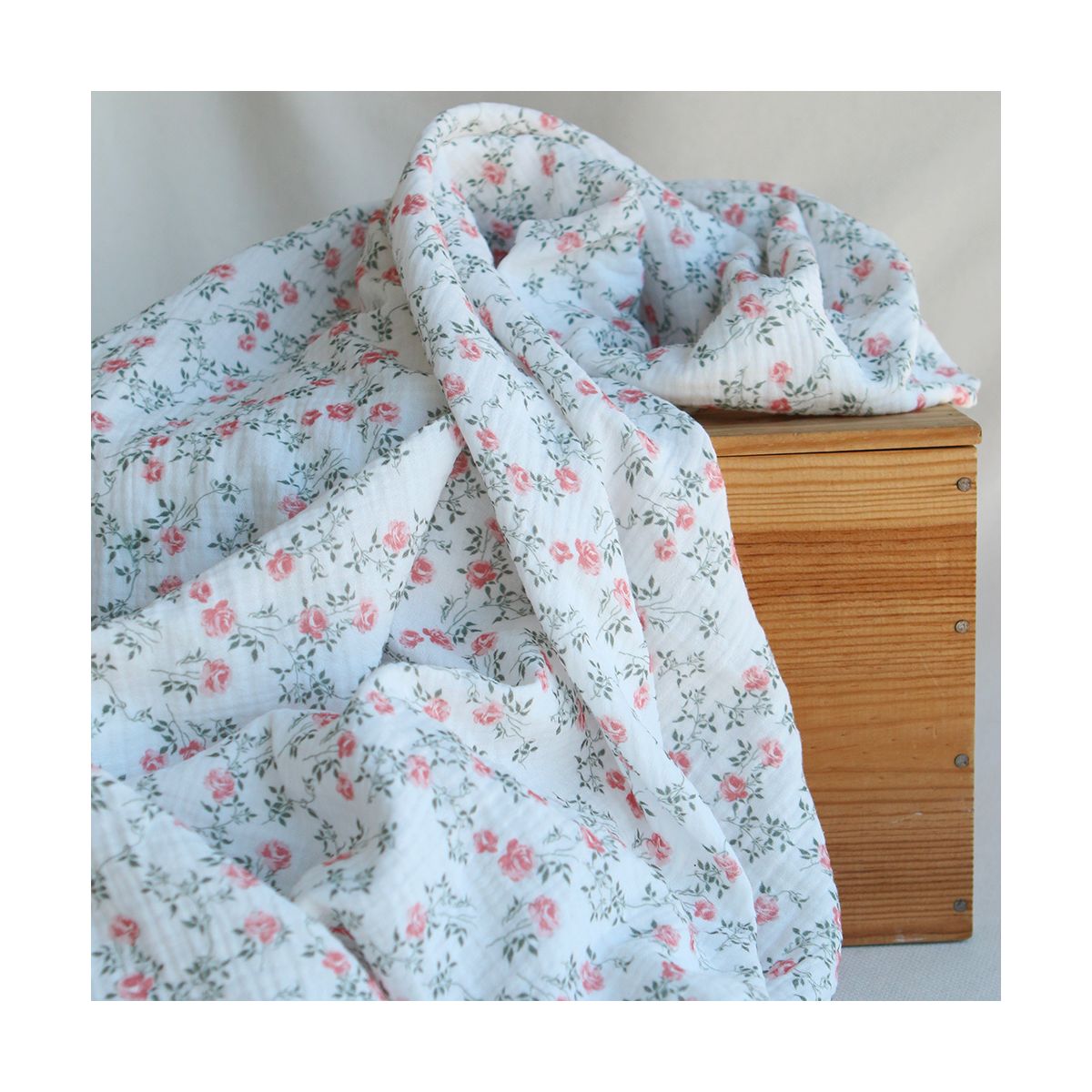 Marcelle - Double gaze coton BIO Exclusif blanc motif fleuri vert et rose Marcelle - Double gaze coton BIO Exclusif blanc motif fleuri vert et rose