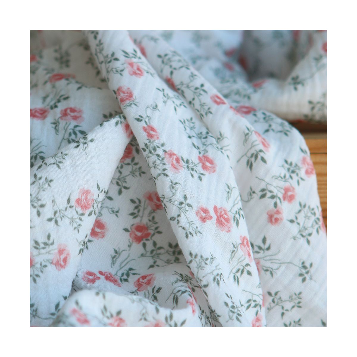 Marcelle - Double gaze coton BIO Exclusif blanc motif fleuri vert et rose Marcelle - Double gaze coton BIO Exclusif blanc motif fleuri vert et rose