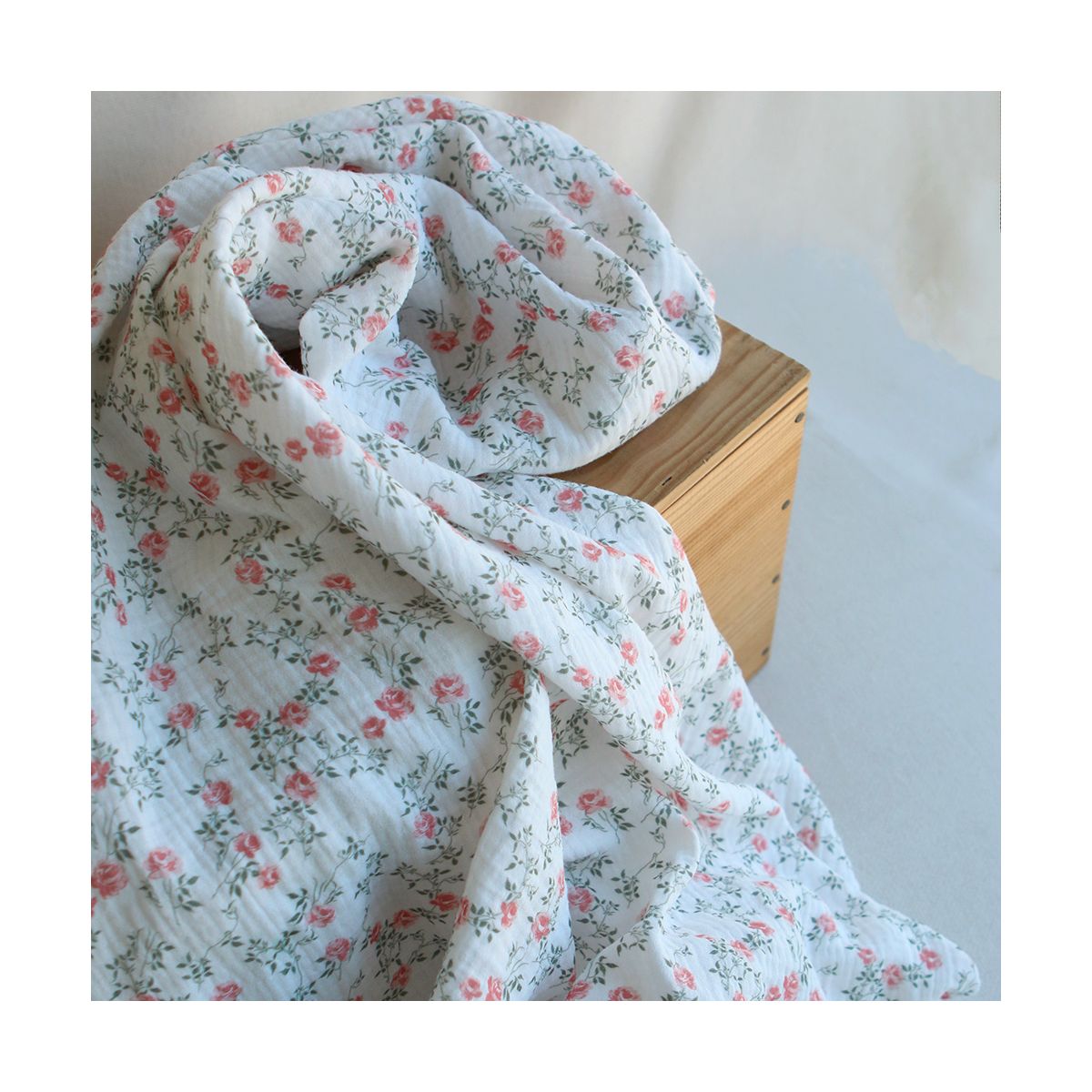 Marcelle - Double gaze coton BIO Exclusif blanc motif fleuri vert et rose Marcelle - Double gaze coton BIO Exclusif blanc motif fleuri vert et rose