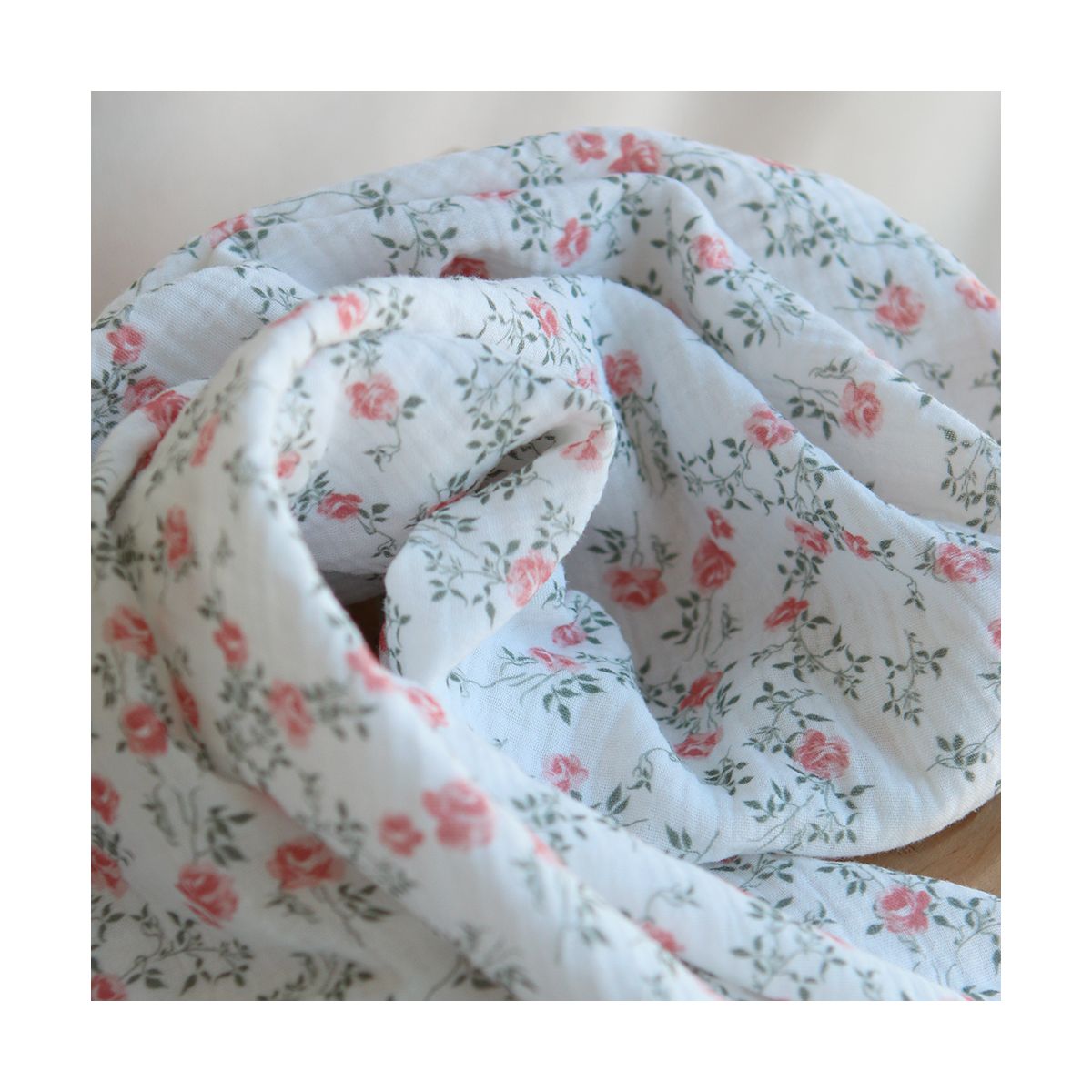 Marcelle - Double gaze coton BIO Exclusif blanc motif fleuri vert et rose Marcelle - Double gaze coton BIO Exclusif blanc motif fleuri vert et rose