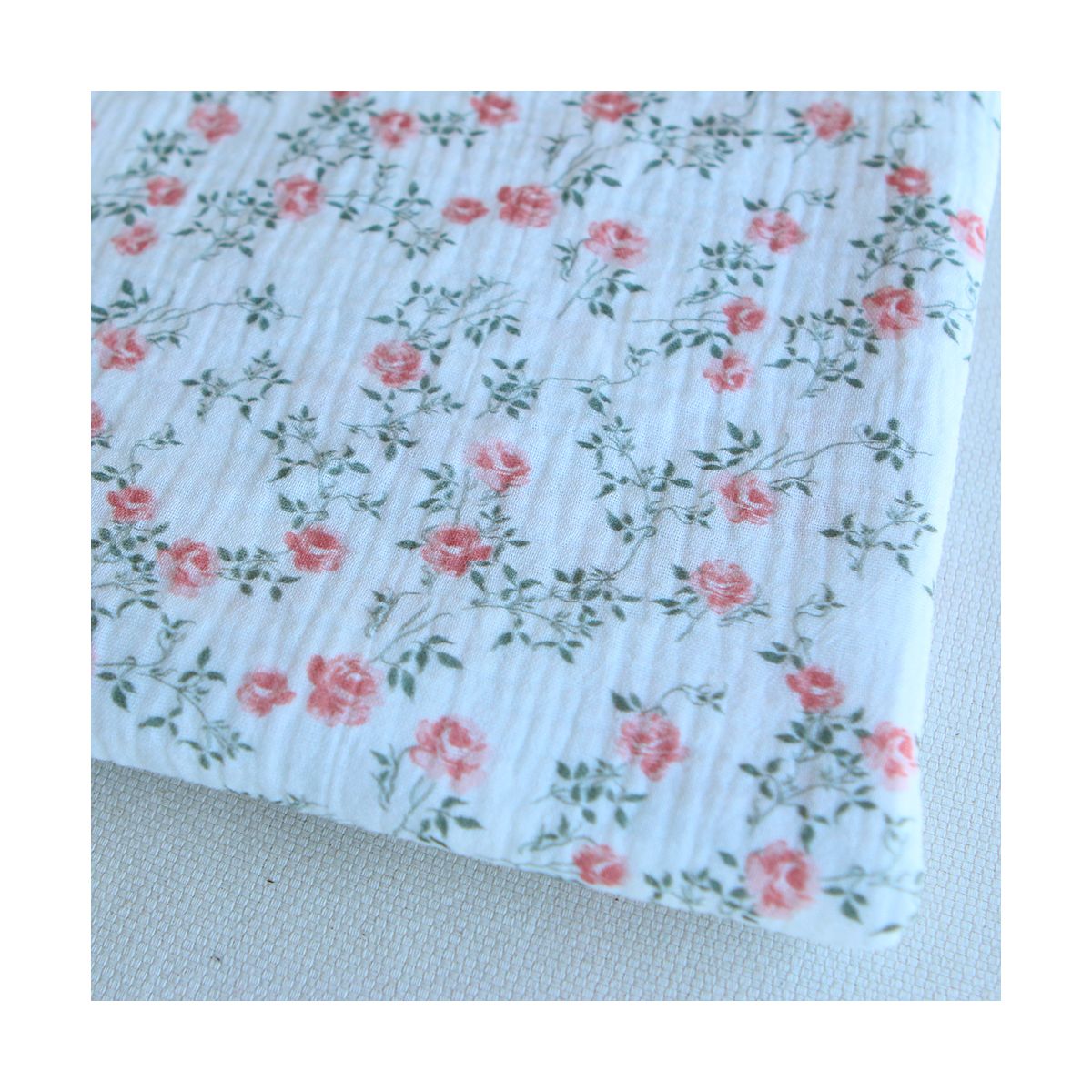 Marcelle - Double gaze coton BIO Exclusif blanc motif fleuri vert et rose Marcelle - Double gaze coton BIO Exclusif blanc motif fleuri vert et rose