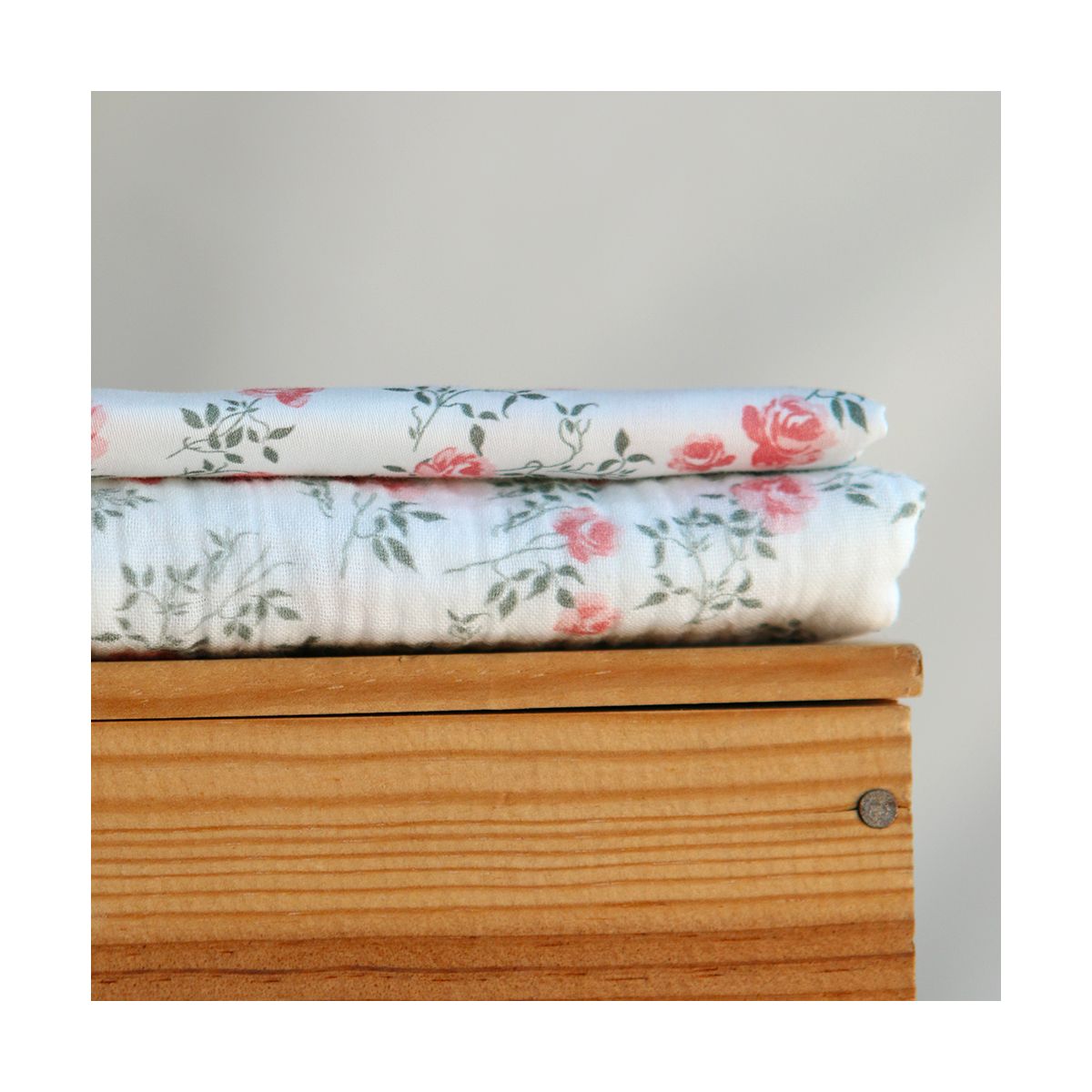 Marcelle - Double gaze coton BIO Exclusif blanc motif fleuri vert et rose Marcelle - Double gaze coton BIO Exclusif blanc motif fleuri vert et rose