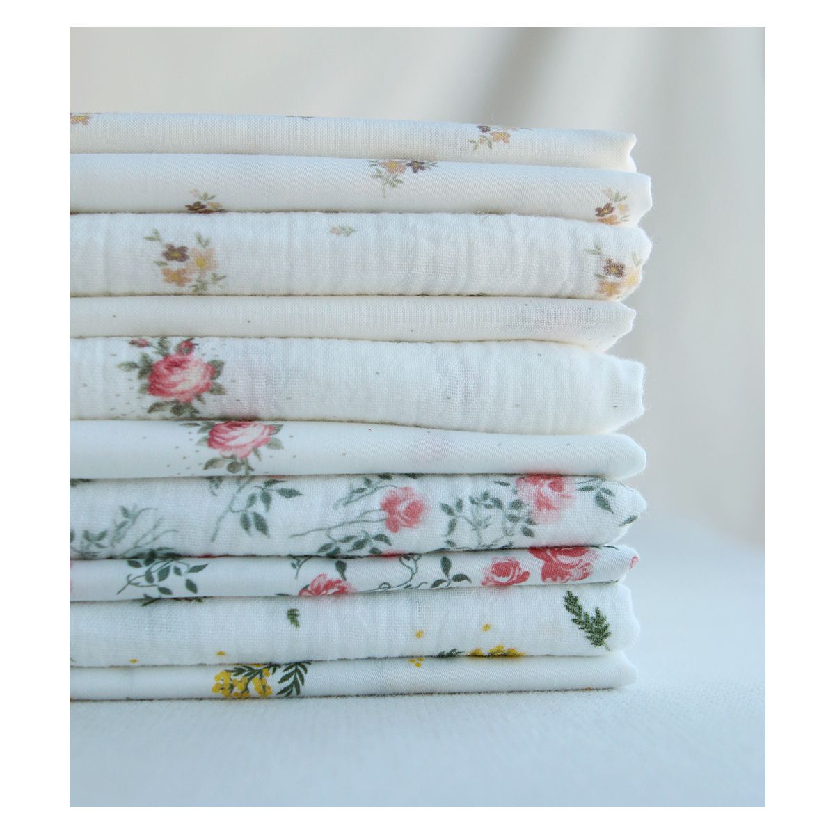 Marcelle - Double gaze coton BIO Exclusif blanc motif fleuri vert et rose Marcelle - Double gaze coton BIO Exclusif blanc motif fleuri vert et rose