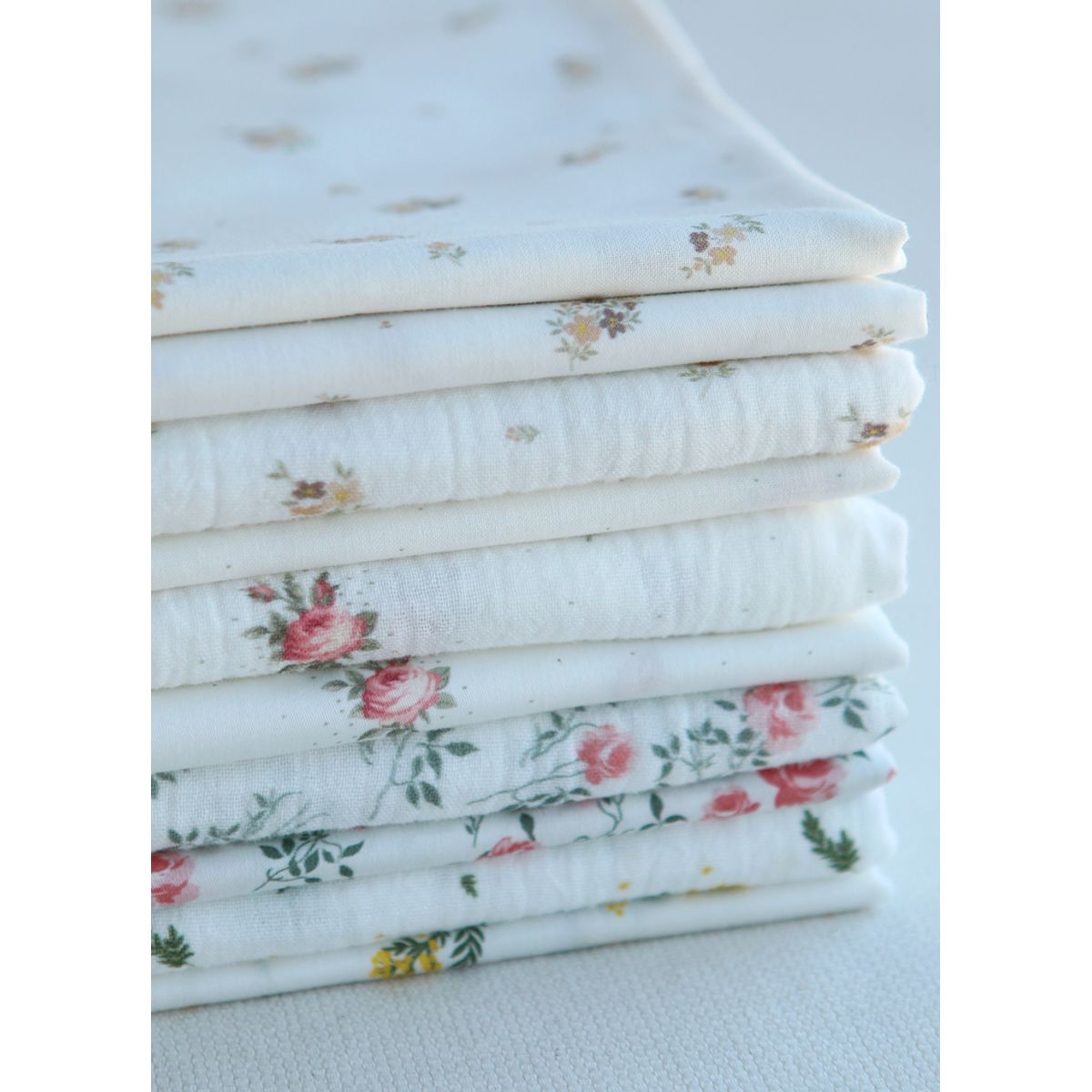 Marcelle - Double gaze coton BIO Exclusif blanc motif fleuri vert et rose Marcelle - Double gaze coton BIO Exclusif blanc motif fleuri vert et rose
